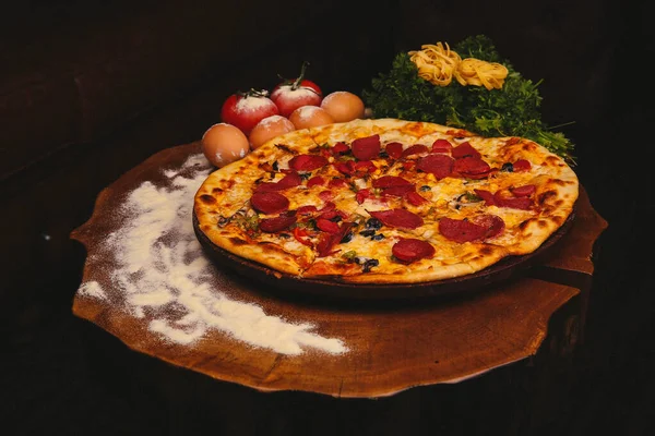Lezzetli karışık İtalyan pizzası.