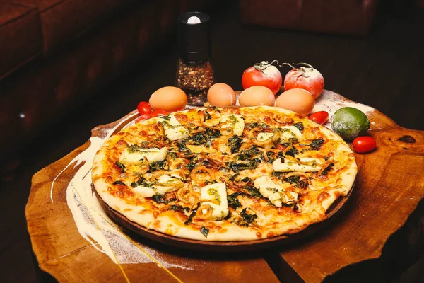 Lezzetli karışık İtalyan pizzası.