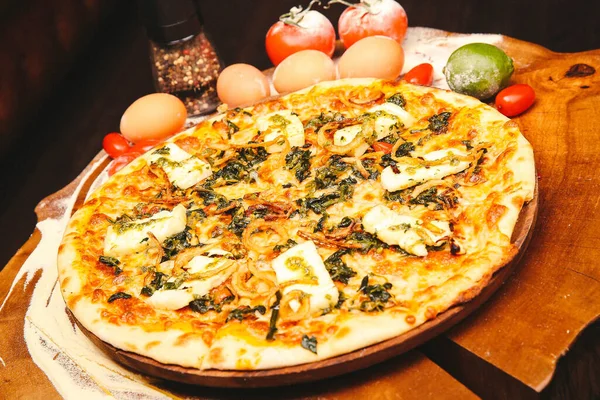 Lezzetli karışık İtalyan pizzası.