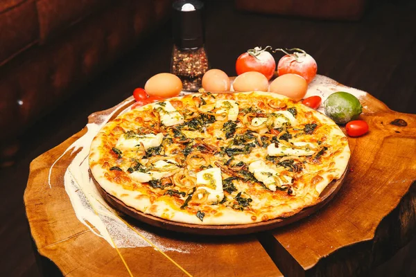 Lezzetli karışık İtalyan pizzası.