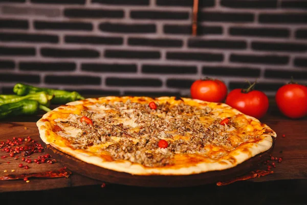 Lezzetli karışık İtalyan pizzası.