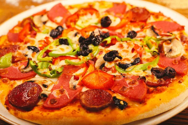 Lezzetli karışık İtalyan pizzası.