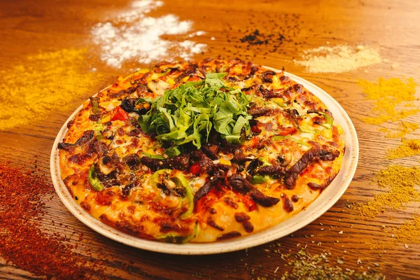 Lezzetli karışık İtalyan pizzası.