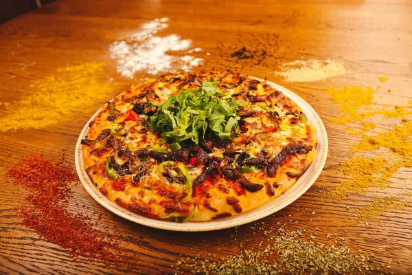 Lezzetli karışık İtalyan pizzası.