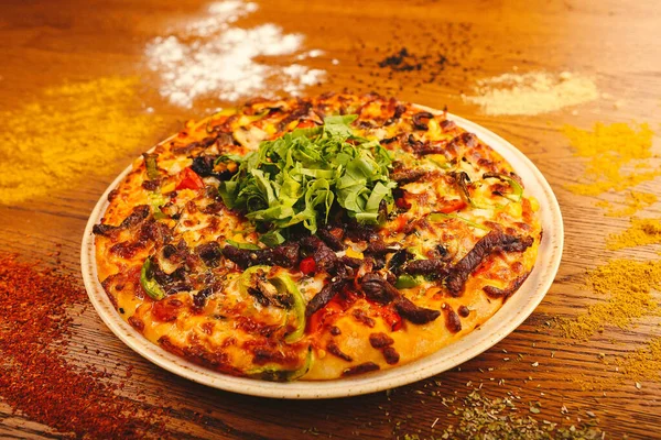 Lezzetli karışık İtalyan pizzası.