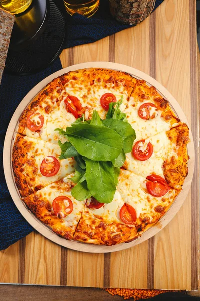 Lezzetli karışık İtalyan pizzası.