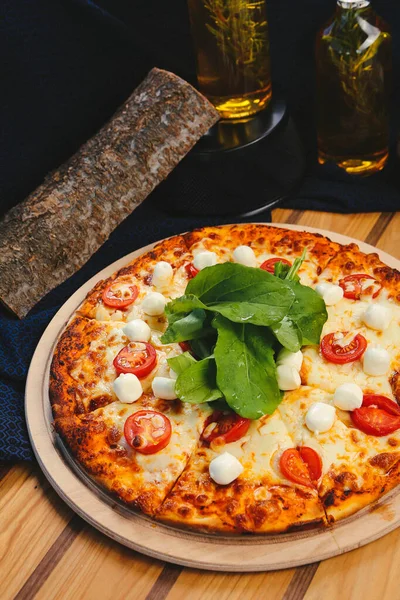 Lezzetli karışık İtalyan pizzası.