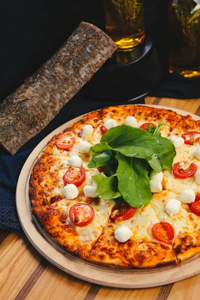 Lezzetli karışık İtalyan pizzası.