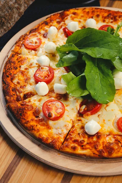 Lezzetli karışık İtalyan pizzası.