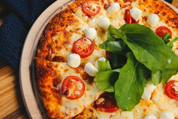 Lezzetli karışık İtalyan pizzası.