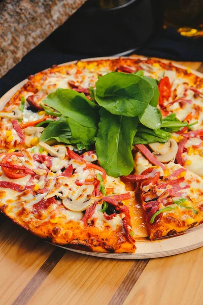 Lezzetli karışık İtalyan pizzası.