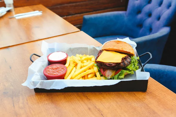 Taze sebzeli ev yapımı hamburger.