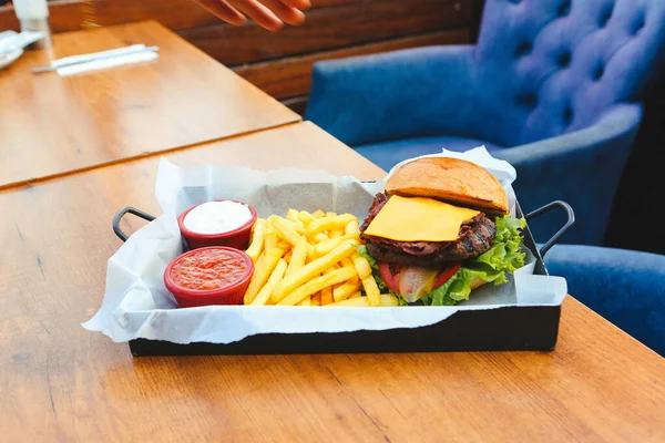 Taze sebzeli ev yapımı hamburger.