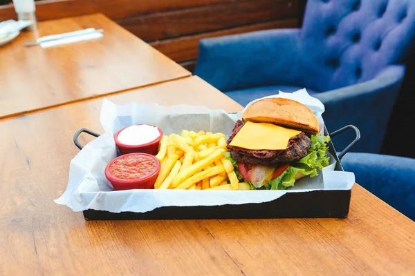 Taze sebzeli ev yapımı hamburger.