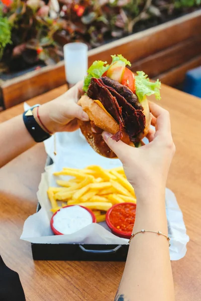Zelfgemaakte Hamburger Met Verse Groenten — Stockfoto