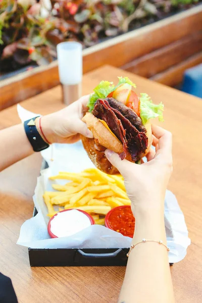 Taze sebzeli ev yapımı hamburger.