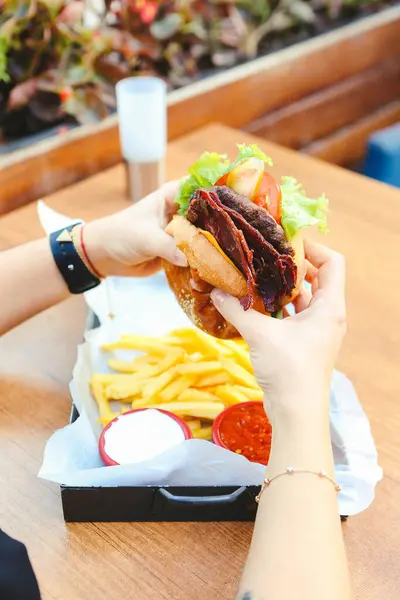 Taze sebzeli ev yapımı hamburger.