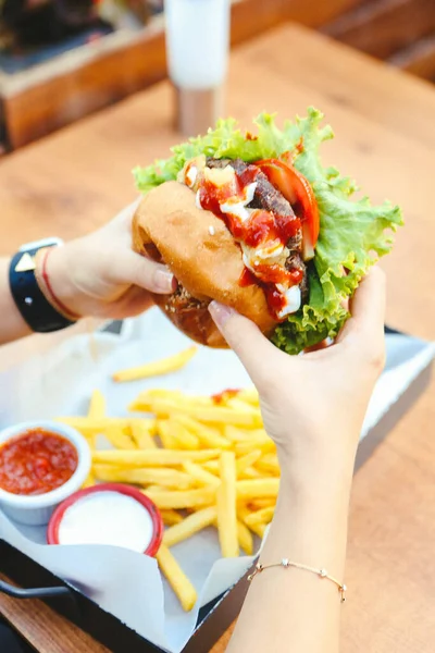 Taze sebzeli ev yapımı hamburger.