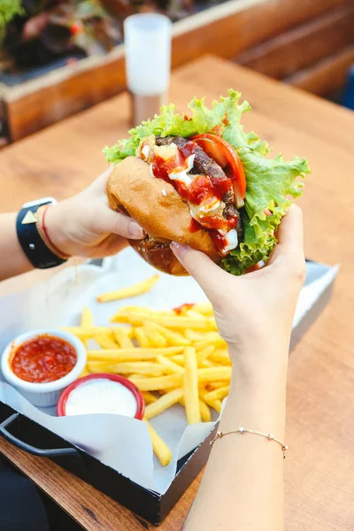 Taze sebzeli ev yapımı hamburger.