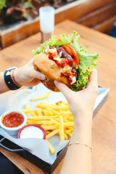 Taze sebzeli ev yapımı hamburger.