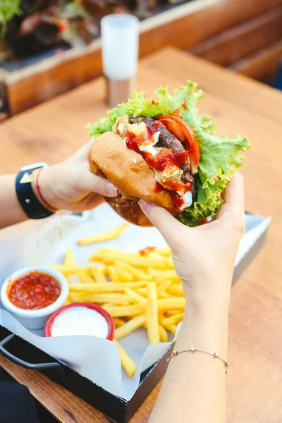 Taze sebzeli ev yapımı hamburger.