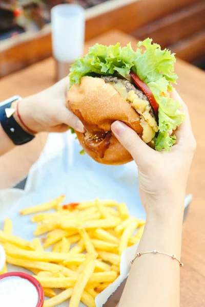 Taze sebzeli ev yapımı hamburger.