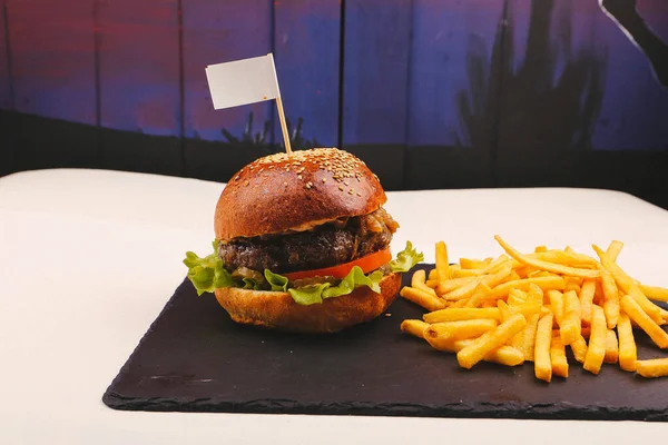 Taze sebzeli ev yapımı hamburger.