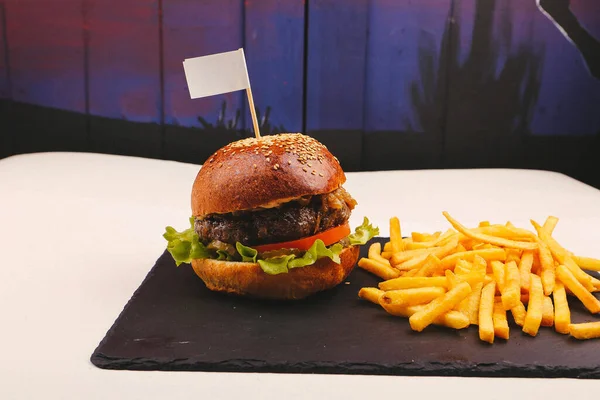 Taze sebzeli ev yapımı hamburger.
