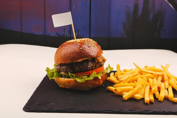 Taze sebzeli ev yapımı hamburger.