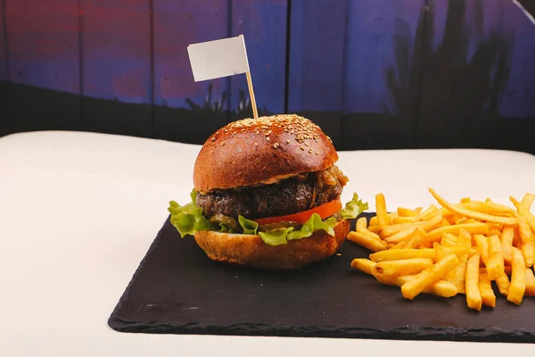 Taze sebzeli ev yapımı hamburger.