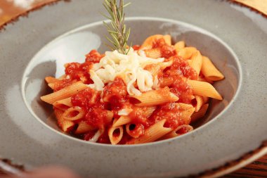 Lezzetli soslu lezzetli klasik İtalyan makarnası..