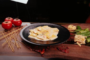 Lezzetli soslu lezzetli klasik İtalyan makarnası..