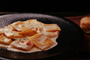 Lezzetli soslu lezzetli klasik İtalyan makarnası..