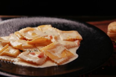 Lezzetli soslu lezzetli klasik İtalyan makarnası..