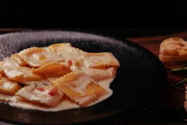 Lezzetli soslu lezzetli klasik İtalyan makarnası..