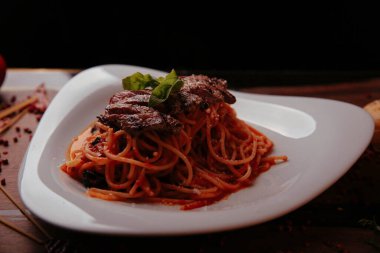 Lezzetli soslu lezzetli klasik İtalyan makarnası..
