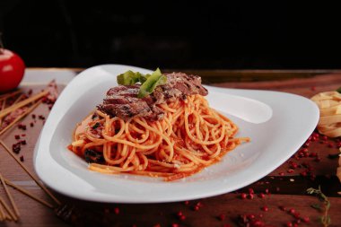 Lezzetli soslu lezzetli klasik İtalyan makarnası..