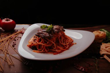 Lezzetli soslu lezzetli klasik İtalyan makarnası..