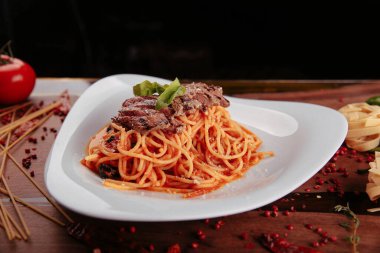 Lezzetli soslu lezzetli klasik İtalyan makarnası..