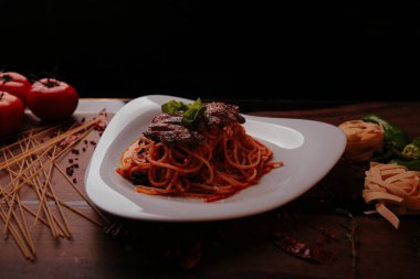 Lezzetli soslu lezzetli klasik İtalyan makarnası..