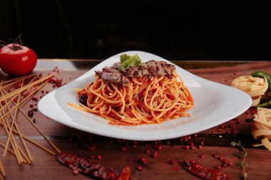 Lezzetli soslu lezzetli klasik İtalyan makarnası..