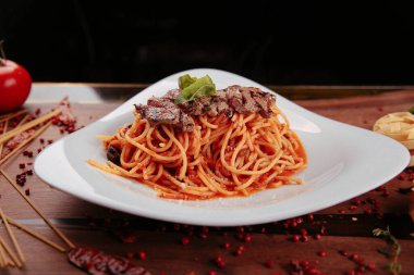 Lezzetli soslu lezzetli klasik İtalyan makarnası..