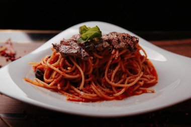 Lezzetli soslu lezzetli klasik İtalyan makarnası..