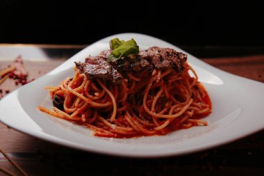 Lezzetli soslu lezzetli klasik İtalyan makarnası..