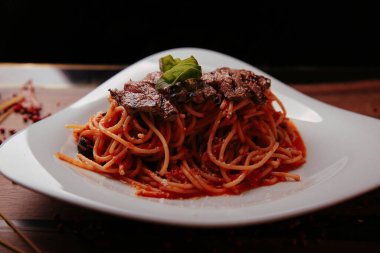 Lezzetli soslu lezzetli klasik İtalyan makarnası..