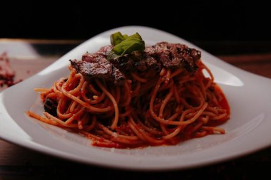 Lezzetli soslu lezzetli klasik İtalyan makarnası..
