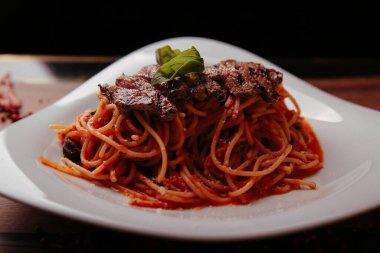 Lezzetli soslu lezzetli klasik İtalyan makarnası..