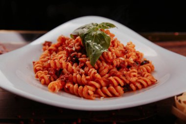 Lezzetli soslu lezzetli klasik İtalyan makarnası..