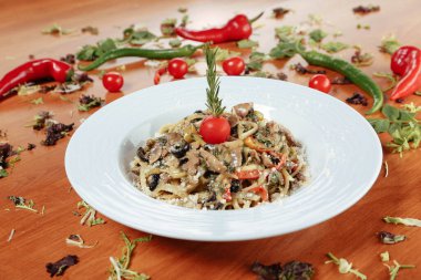 Lezzetli soslu lezzetli klasik İtalyan makarnası..