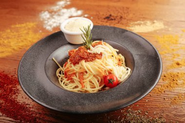 Lezzetli soslu lezzetli klasik İtalyan makarnası..